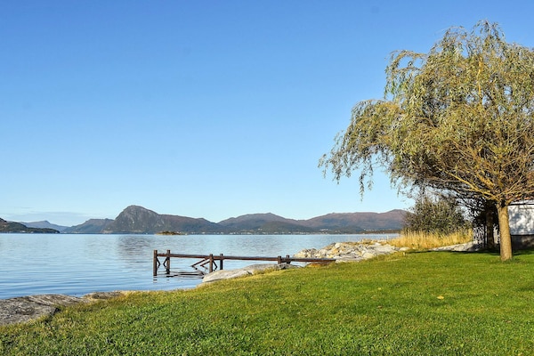 Foto van Familieparadijs met uitzicht op meer-By Traum - Vakantiehuis in Volda - Outdoor