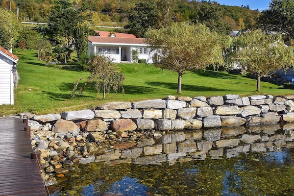 Foto van Familieparadijs met uitzicht op meer-By Traum - Vakantiehuis in Volda - Outdoor
