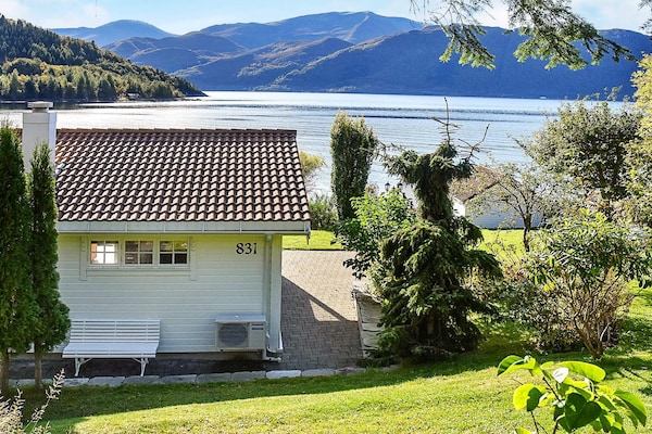 Foto van Familieparadijs met uitzicht op meer-By Traum - Vakantiehuis in Volda - Outdoor
