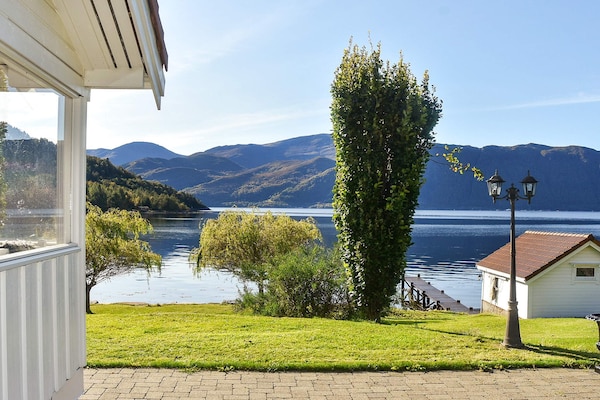 Foto van Familieparadijs met uitzicht op meer-By Traum - Vakantiehuis in Volda - Outdoor