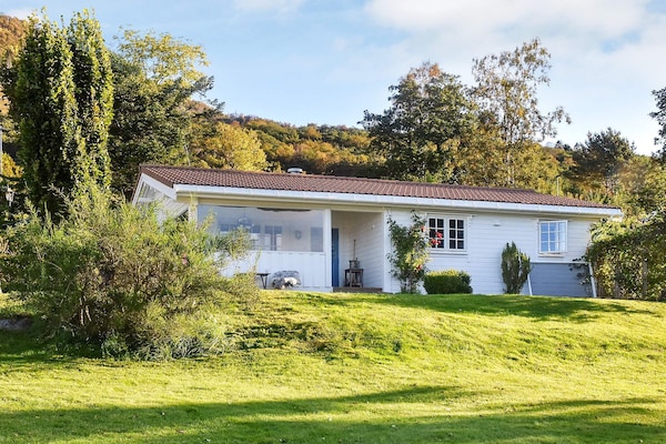Foto van Familieparadijs met uitzicht op meer-By Traum - Vakantiehuis in Volda - Outdoor