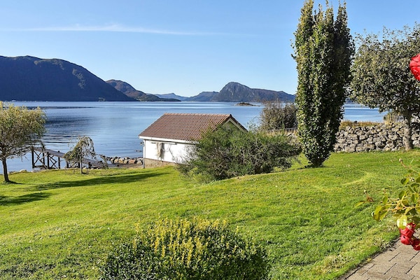 Foto van Familieparadijs met uitzicht op meer-By Traum - Vakantiehuis in Volda - Outdoor