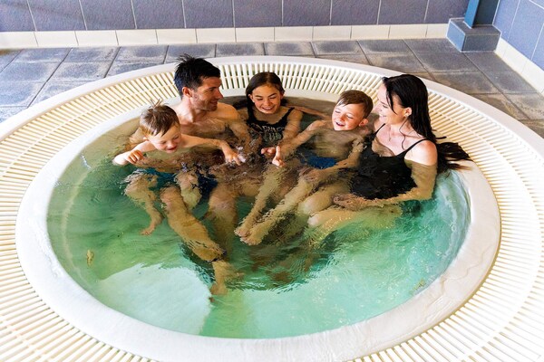 Foto van 14 persoons vakantie huis op een vakantie park in Blåvand - Pool