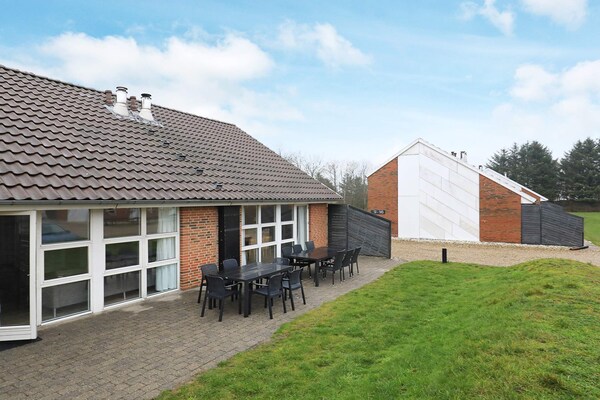 Foto van 14 persoons vakantie huis op een vakantie park in Blåvand - View