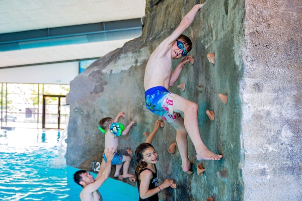 Foto van 14 persoons vakantie huis op een vakantie park in Blåvand - Pool