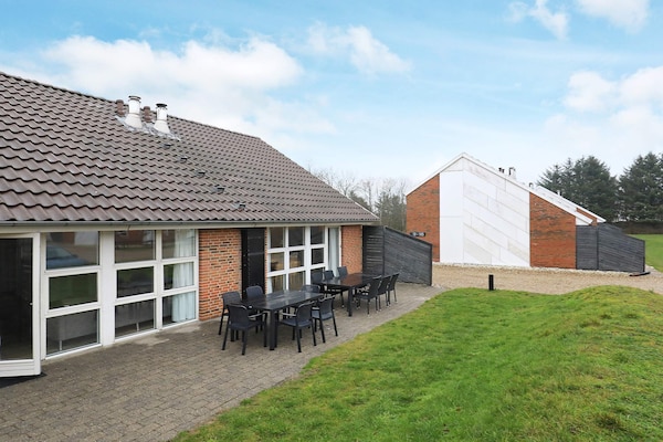Foto van 14 persoons vakantie huis op een vakantie park in Blåvand - View