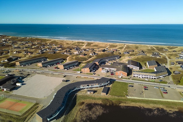Foto van 6 persoons vakantie huis op een vakantie park - Vakantiehuis in Ringkøbing - Outdoor