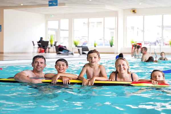 Foto van 6 persoons vakantie huis op een vakantie park - Vakantiehuis in Ringkøbing - Pool