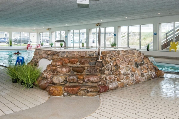 Foto van 6 persoons vakantie huis op een vakantie park - Vakantiehuis in Ringkøbing - Pool
