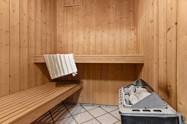 Foto van Zeezijde retraite met zwembad -- By Traum Ferienwohnungen - Sauna