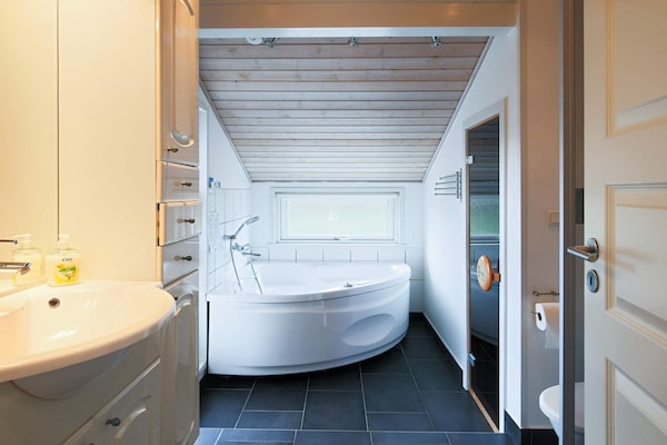 Foto van Luxe retraite met spa -- By Traum Ferienwohnungen - Vakantiehuis in Dannemare - Indoor