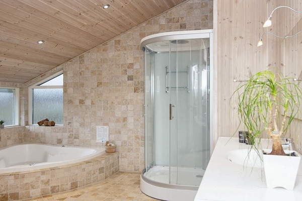 Foto van Luxe retraite met spa -- By Traum Ferienwohnungen - Vakantiehuis in Hemmet - Indoor
