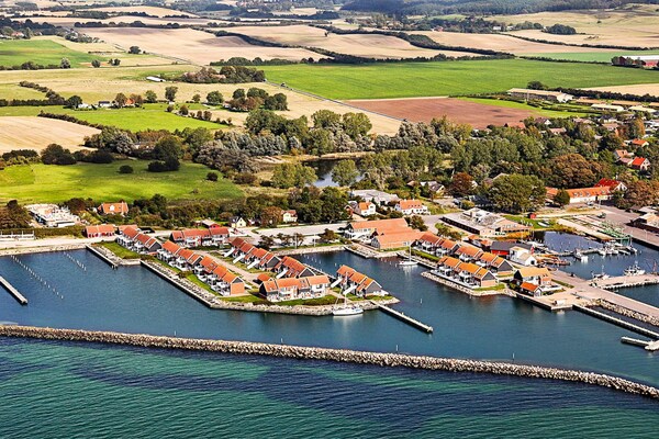 Foto van 6 persoons vakantie huis op een vakantie park in Borre - Outdoor
