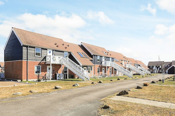 Foto van 6 persoons vakantie huis op een vakantie park in Borre - Outdoor