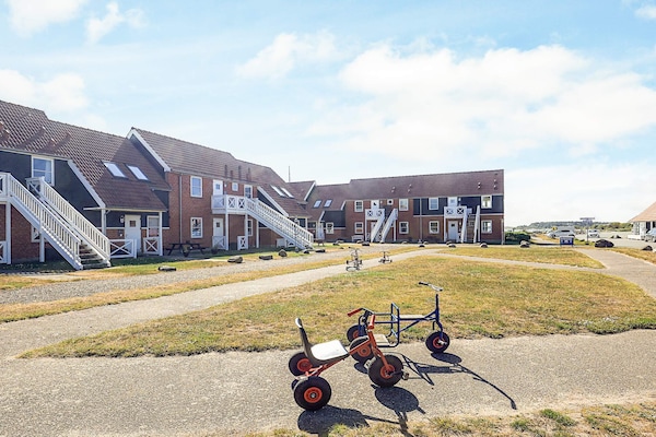 Foto van 6 persoons vakantie huis op een vakantie park in Borre - Outdoor