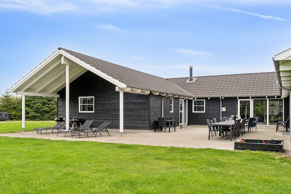Foto van Luxe vakantieverblijf met zwembad - Vakantiehuis in Idestrup - Outdoor