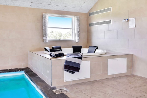 Foto van Luxe vakantieverblijf met zwembad - Vakantiehuis in Idestrup - Spa