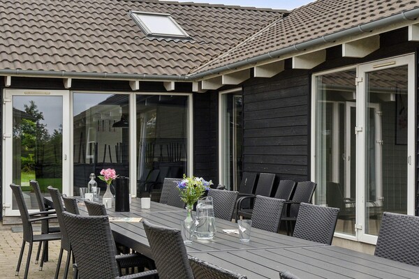 Foto van Luxe vakantieverblijf met zwembad - Vakantiehuis in Idestrup - Outdoor