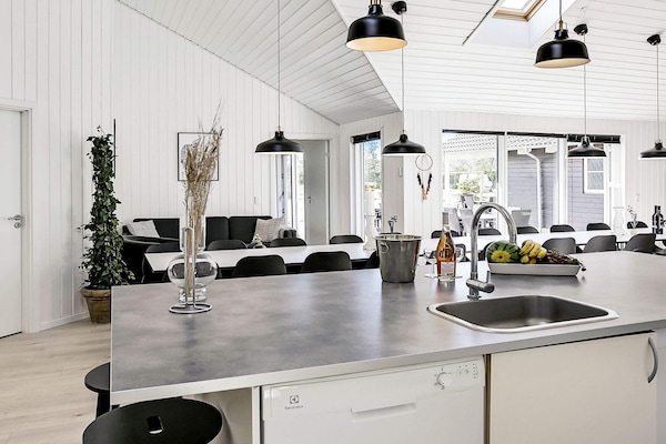 Foto van Luxe vakantieverblijf met zwembad - Vakantiehuis in Idestrup - Indoor