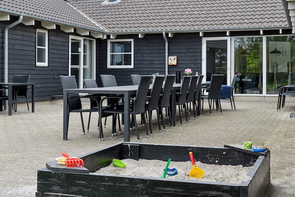 Foto van Luxe vakantieverblijf met zwembad - Vakantiehuis in Idestrup - Outdoor