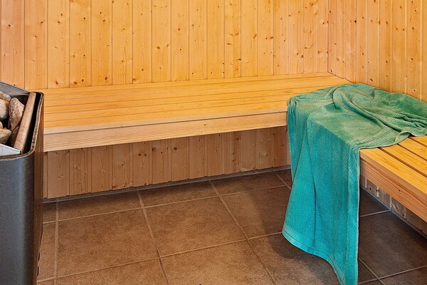 Foto van Luxe vakantieverblijf met zwembad - Vakantiehuis in Idestrup - Sauna