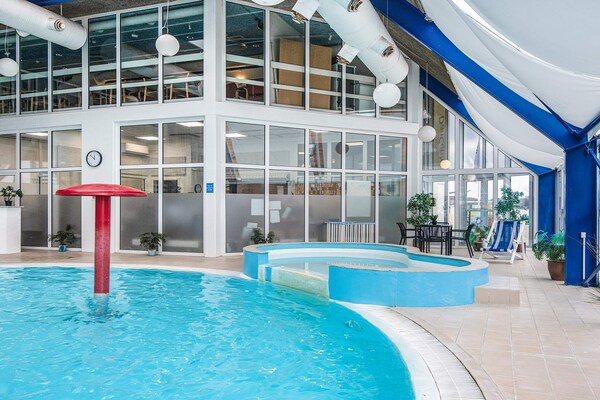 Foto van 6 persoons vakantie huis op een vakantie park in Hejls - Pool