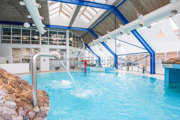 Foto van 6 persoons vakantie huis op een vakantie park in Hejls - Pool