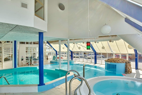 Foto van 6 persoons vakantie huis op een vakantie park in Hejls - Pool