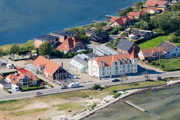 Foto van 6 persoons vakantie huis op een vakantie park in Hejls - Outdoor