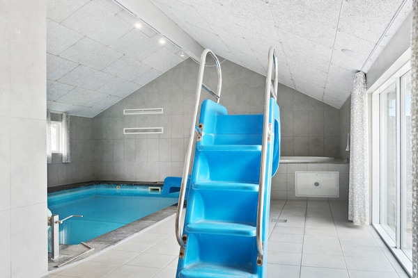 Foto van Luxe zwembad retraite -- By Traum Ferienwohnungen - Vakantiehuis in Idestrup - Pool