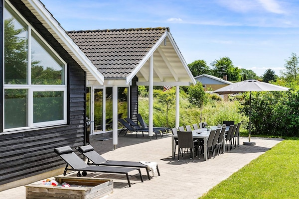 Foto van Luxe vakantieverblijf met zwembad - Vakantiehuis in Tisvildeleje - Outdoor