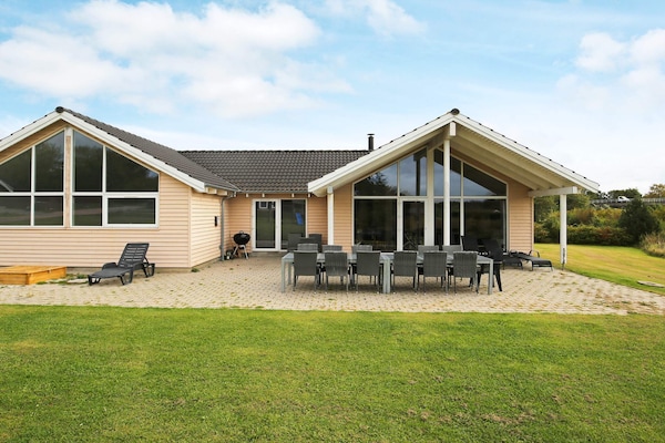Foto van Luxe vakantieverblijf met zwembad - Vakantiehuis in Tisvildeleje - View