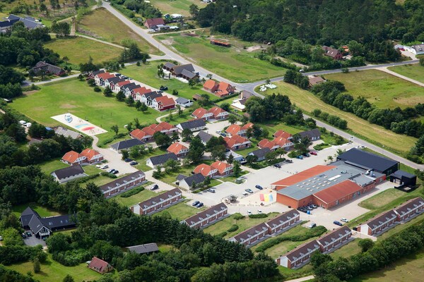 Foto van 10 persoons vakantie huis op een vakantie park in Blåvand - Outdoor