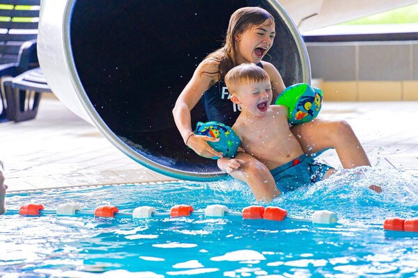 Foto van 10 persoons vakantie huis op een vakantie park in Blåvand - Pool