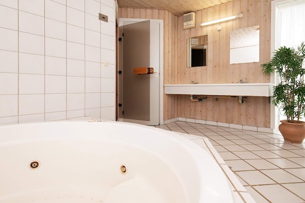 Foto van 10 persoons vakantie huis op een vakantie park in Blåvand - Indoor