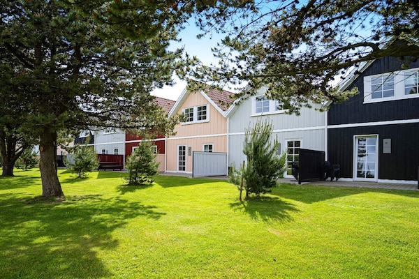 Foto van 6 persoons vakantie huis op een vakantie park in Blåvand - Outdoor