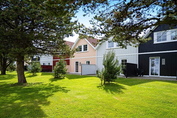 Foto van 6 persoons vakantie huis op een vakantie park in Blåvand - Outdoor