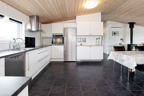 Foto van Luxe vakantieverblijf met zwembad - Vakantiehuis in Væggerløse - Indoor