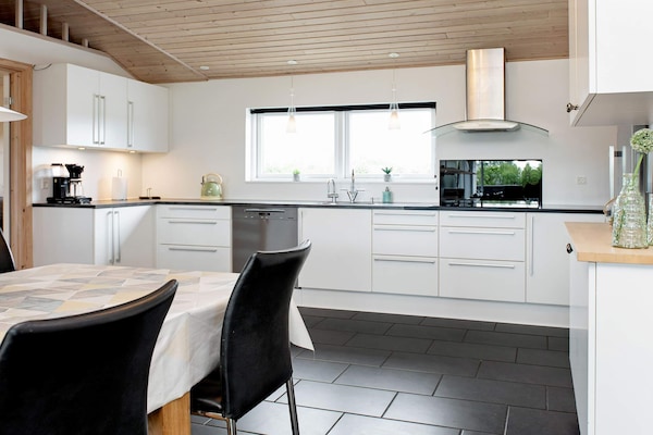 Foto van Luxe vakantieverblijf met zwembad - Vakantiehuis in Væggerløse - Indoor