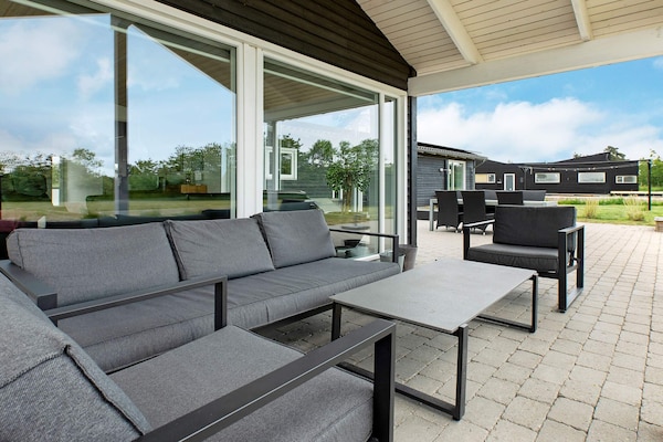 Foto van Luxe vakantieverblijf met zwembad - Vakantiehuis in Væggerløse - View