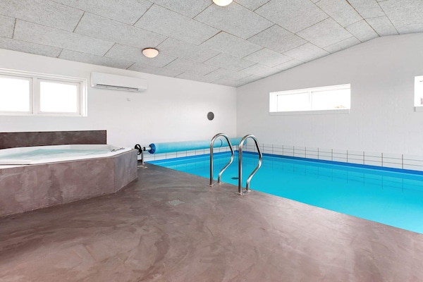 Foto van Luxe vakantieverblijf met zwembad - Vakantiehuis in Væggerløse - Pool