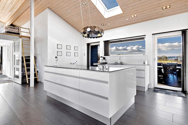 Foto van Vakantiehuis aan de kust met spa en sauna - Vakantiehuis in Rudkøbing - WaterView