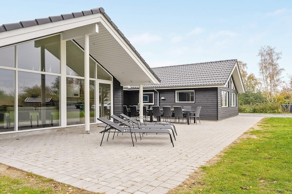 Foto van Luxe vakantieverblijf met zwembad - Vakantiehuis in Væggerløse - Outdoor