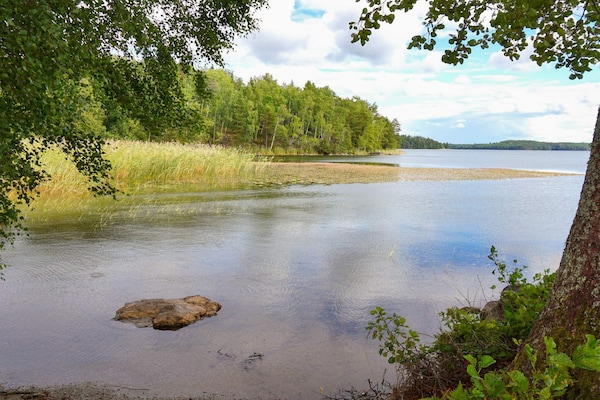 Foto van Historisch huisje aan het Yngern-meer - Vakantiehuis in NYKVARN - Outdoor