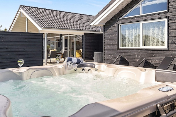Foto van Luxe retraite voor 18 -- By Traum Ferienwohnungen - Vakantiehuis in Spøttrup - Spa