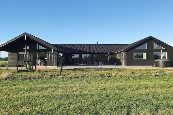 Foto van Luxe vakantieverblijf met zwembad - Vakantiehuis in Stege - Outdoor