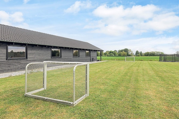 Foto van Luxe vakantieverblijf met zwembad - Vakantiehuis in Stege - View