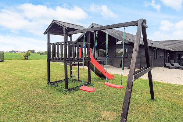 Foto van Luxe vakantieverblijf met zwembad - Vakantiehuis in Stege - View