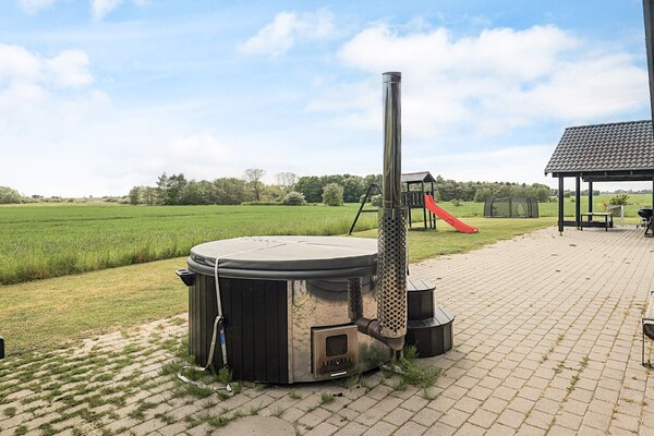 Foto van Luxe vakantieverblijf met zwembad - Vakantiehuis in Stege - View