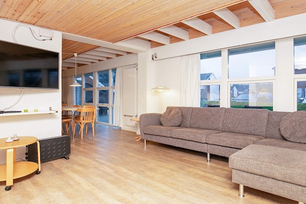 Foto van 14 persoons vakantie huis op een vakantie park in Blåvand - Indoor